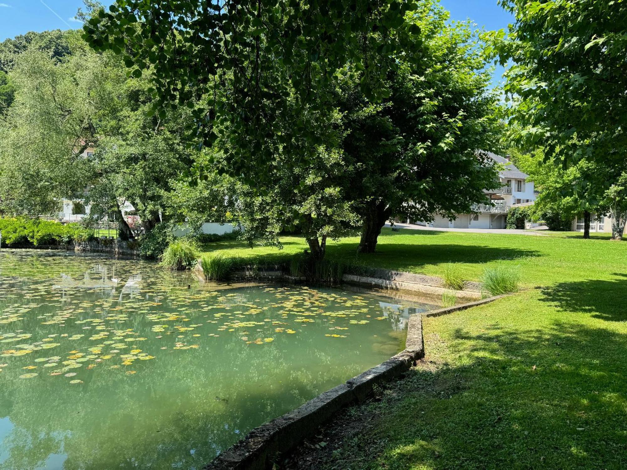 Les Lodges Du Lac Saint-Alban-de-Montbel Exterior photo
