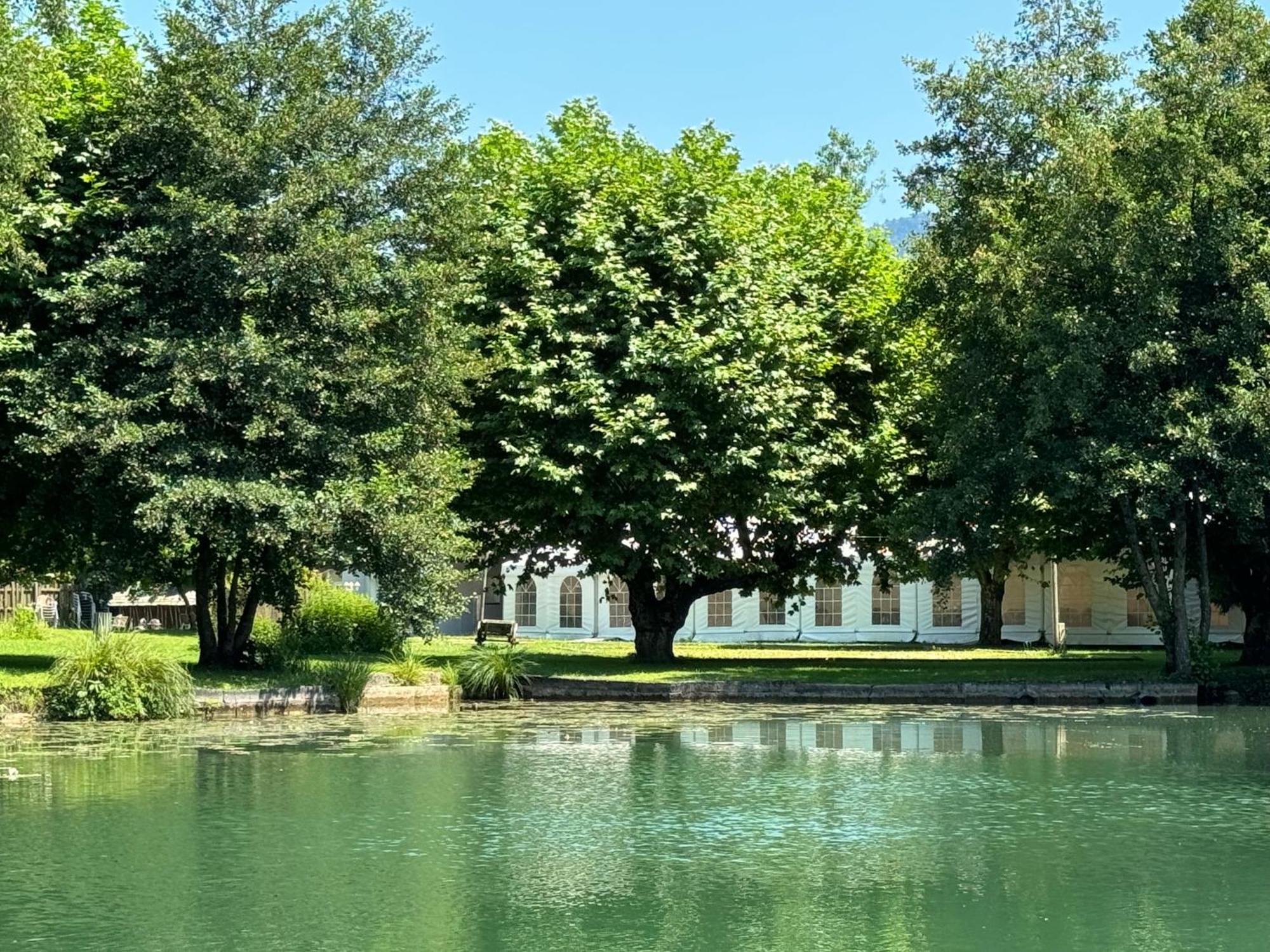 Les Lodges Du Lac Saint-Alban-de-Montbel Exterior photo