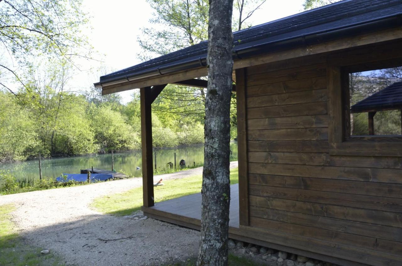 Les Lodges Du Lac Saint-Alban-de-Montbel Exterior photo